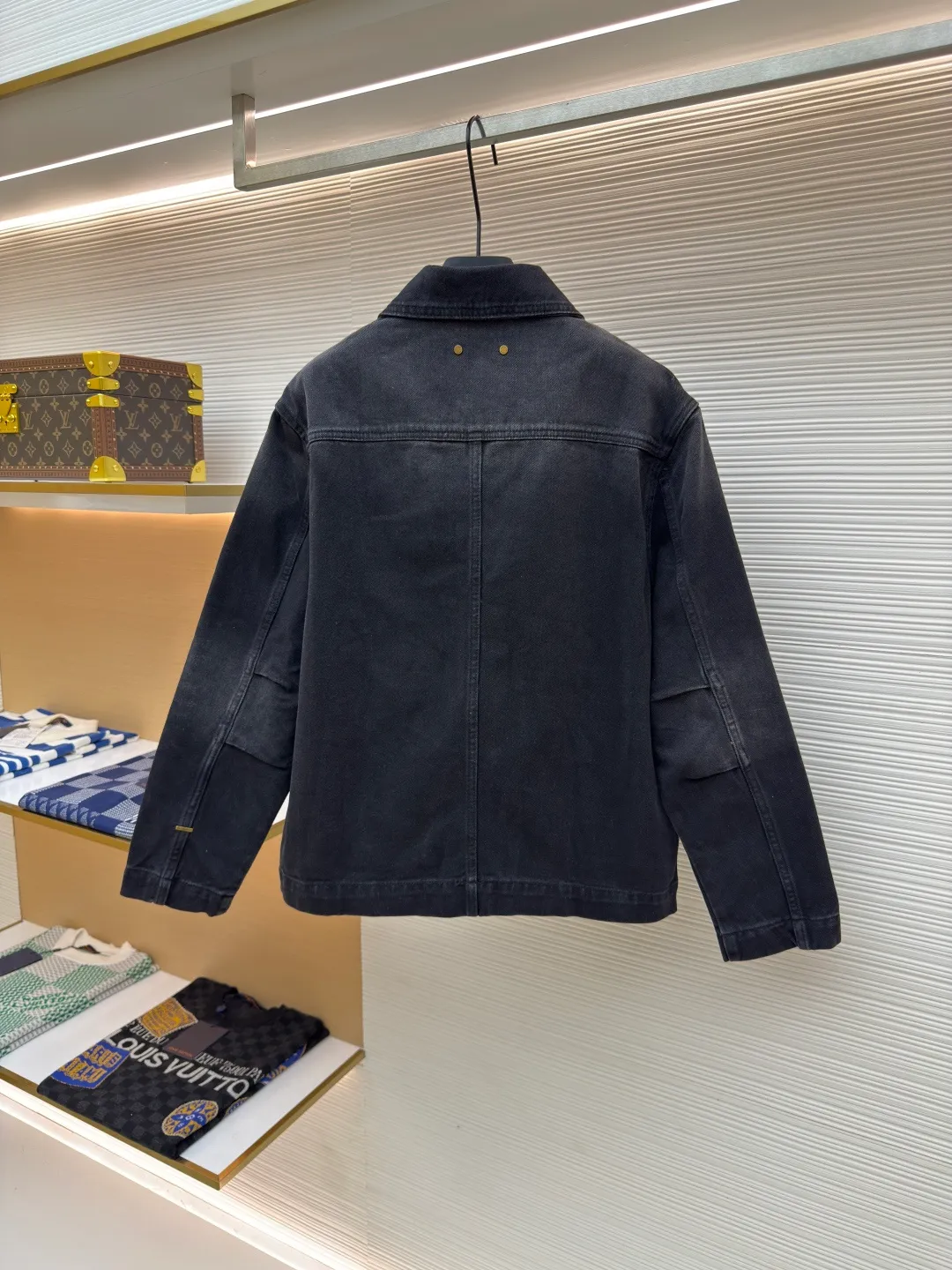 LOUIS VUITTON embossed pocket denim jacket ●Authentic product: Purchased and developed by 14219 ●Item number: 1680246-B95 ●Fabric: Denim denim fabric ●Technology: Heavy industrial washing ●Version: Fitted version ●Size: 46-48-50-52 ●Weight: about 1035g ●Description: The overall wiring is straight and delicate, the fabric is comfortable and soft, the color is consistent and there is no color difference